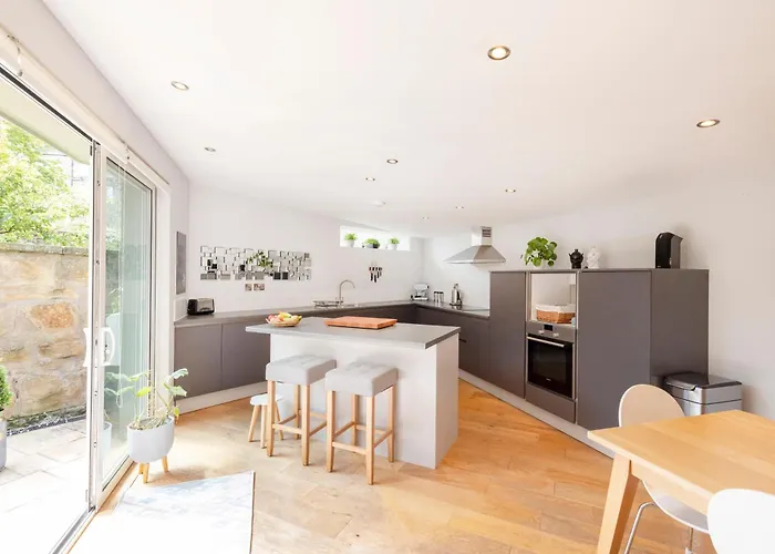 Stylish 3-bedroom 2-storey House With Patio And Balcony Near Princes Street Apartman