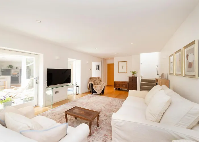 Stylish 3-bedroom 2-storey House With Patio And Balcony Near Princes Street *