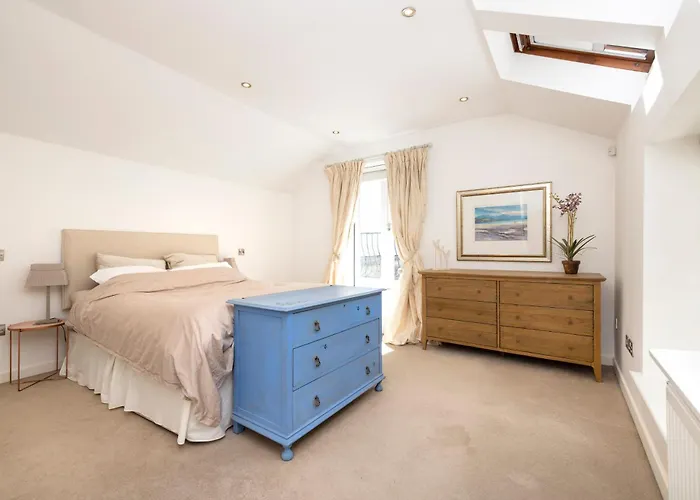 Stylish 3-bedroom 2-storey House With Patio And Balcony Near Princes Street *