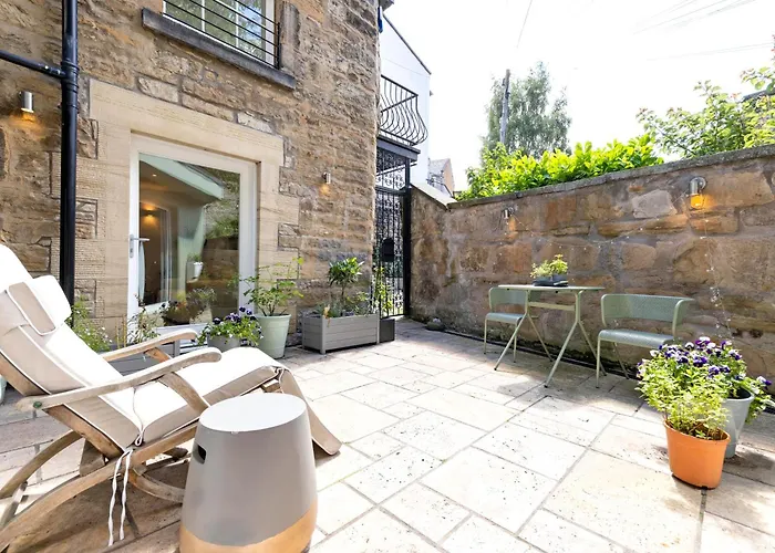Stylish 3-bedroom 2-storey House With Patio And Balcony Near Princes Street Edinburgh