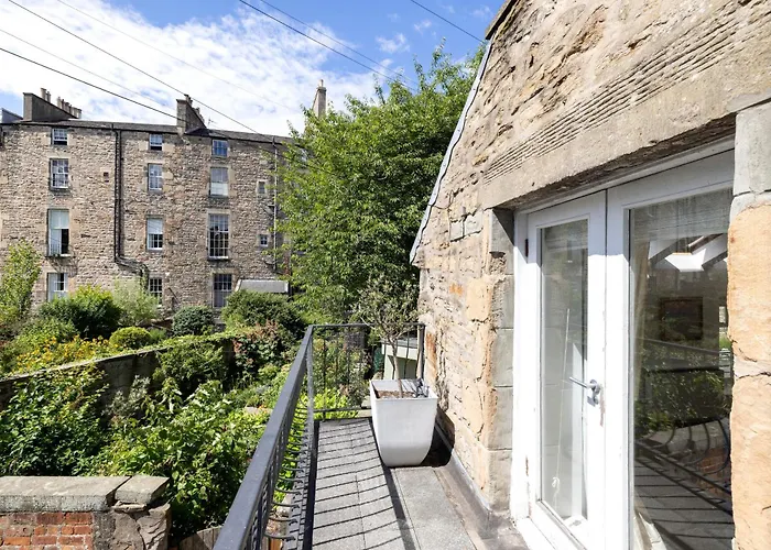 Stylish 3-bedroom 2-storey House With Patio And Balcony Near Princes Street Apartman *