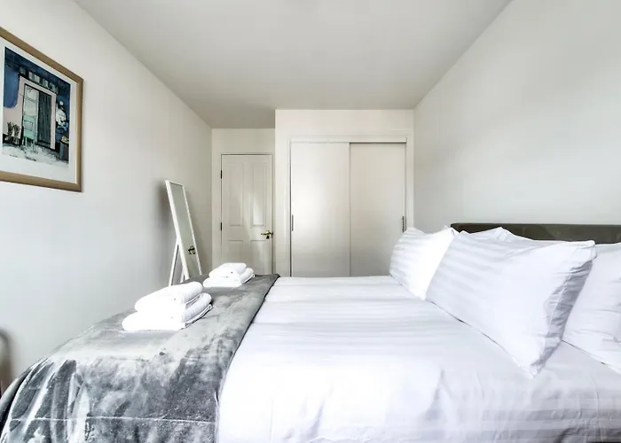 公寓 Guestready - Stylish W/ Parking Near