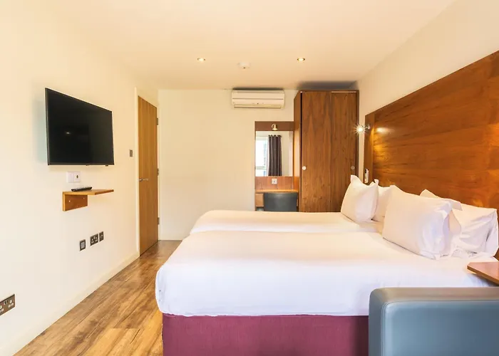 Aparthotel Holyrood 4*