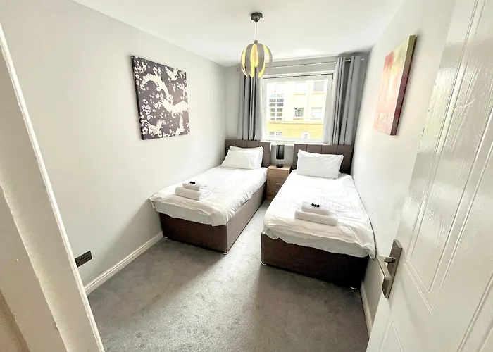 Spacious 4br Centre W/ Free Parking