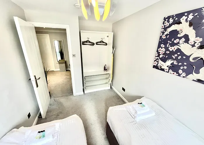 Spacious 4br Centre W/ Free Parking Apartment