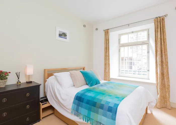 Thistle Street - 401 *