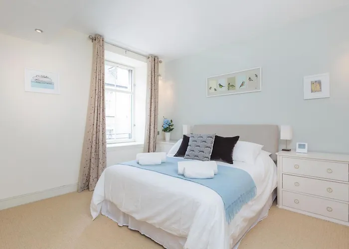 Thistle Street - 401 *