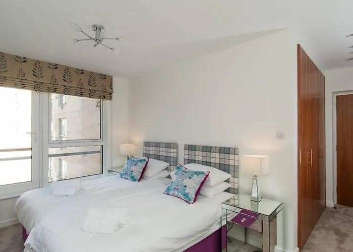 Holyrood Road Park - 379 Apartment *