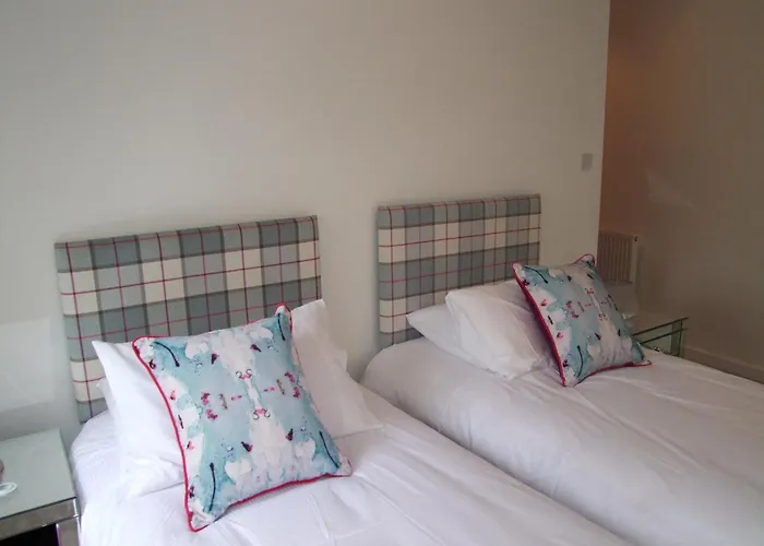 Holyrood Road Park - 379 *