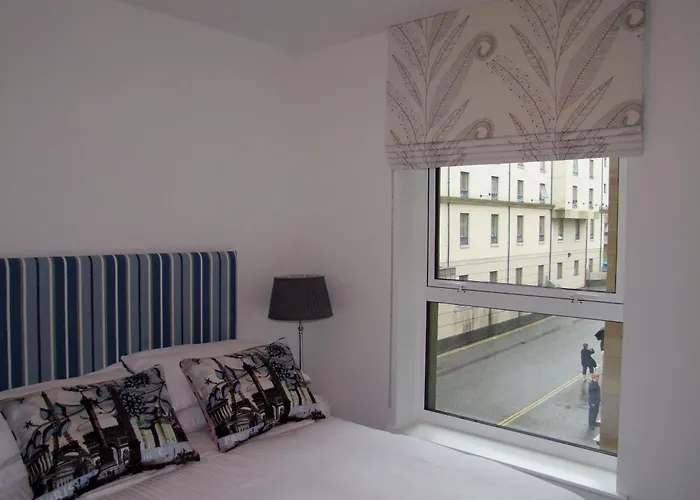 Holyrood Road Park - 379 *