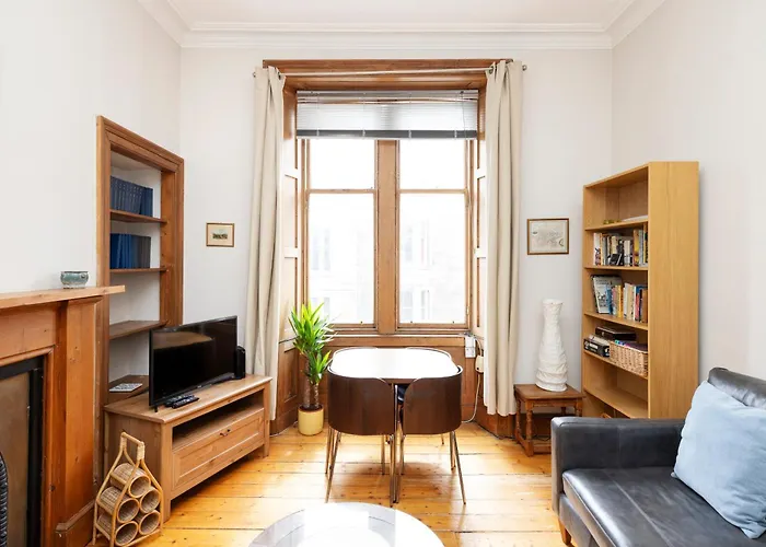 Apartment Charming 1-bedroom Getaway *