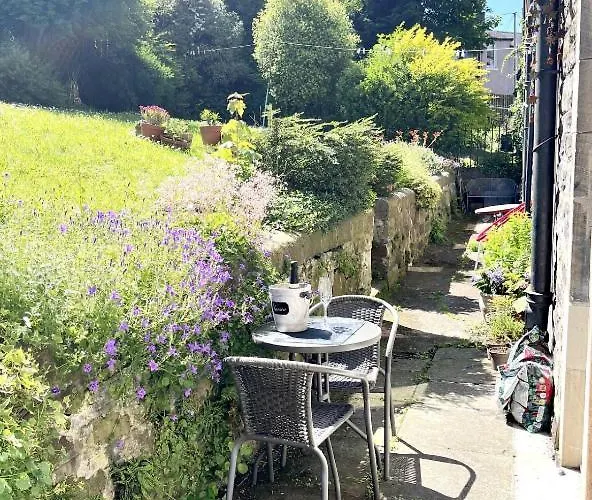 The Holyrood Park Hideaway Is A Lush & Arty 2 Double Bed *