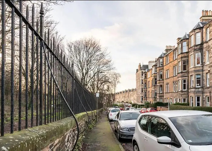 The Holyrood Park Hideaway Is A Lush & Arty 2 Double Bed Lejlighed *