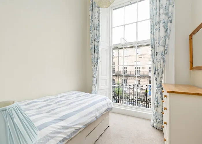 Casa de Férias Light And Spacious 2 Bedroom Flat In Heart Of Edimburgo