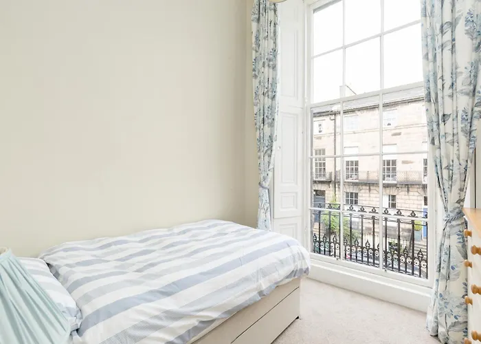 Light And Spacious 2 Bedroom Flat In Heart Of Edimburgo