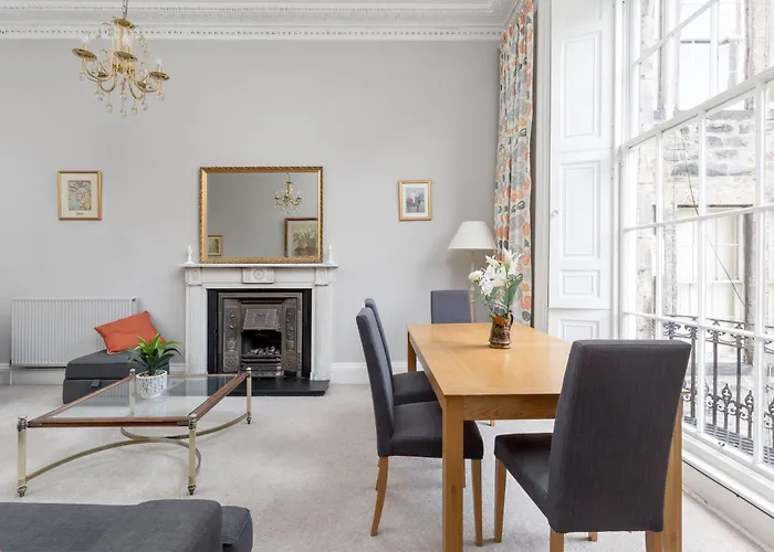 Light And Spacious 2 Bedroom Flat In Heart Of