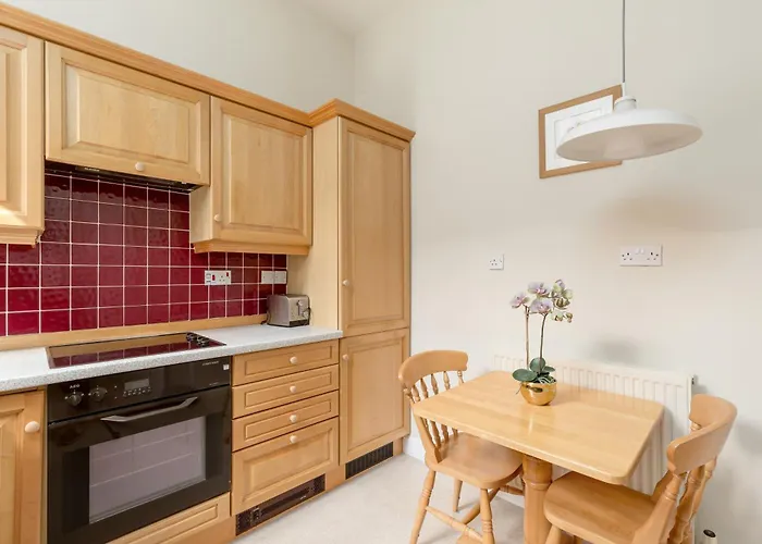 Light And Spacious 2 Bedroom Flat In Heart Of *