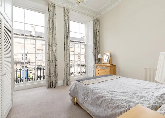 Casa de Férias Light And Spacious 2 Bedroom Flat In Heart Of Edimburgo