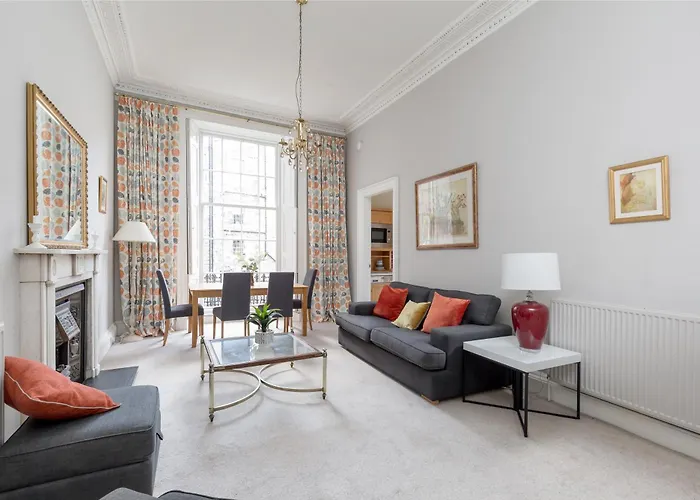 Light And Spacious 2 Bedroom Flat In Heart Of *