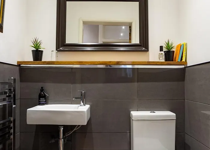 Spacious 2 Bedroom House Near The Meadows