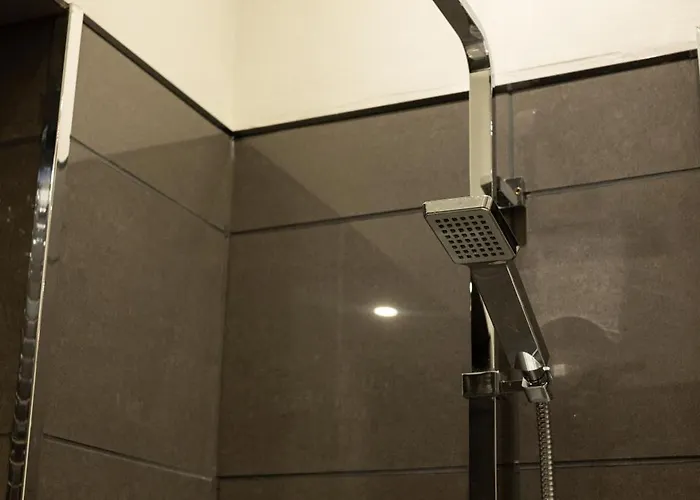 Spacious 2 Bedroom House Near The Meadows *