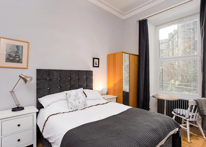 Spacious 2 Bedroom House Near The Meadows