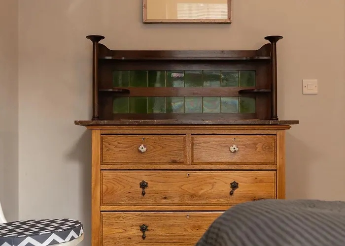 Spacious 2 Bedroom House Near The Meadows דירה