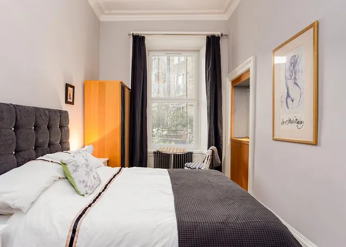 Spacious 2 Bedroom House Near The Meadows דירה אדינבורו