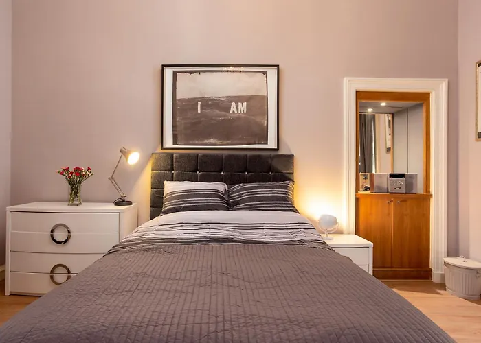 Spacious 2 Bedroom House Near The Meadows דירה *