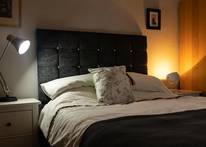 Spacious 2 Bedroom House Near The Meadows *