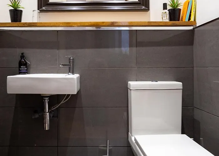 Spacious 2 Bedroom House Near The Meadows אדינבורו