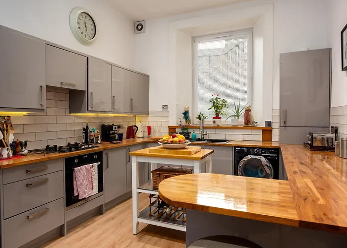 Spacious 2 Bedroom House Near The Meadows