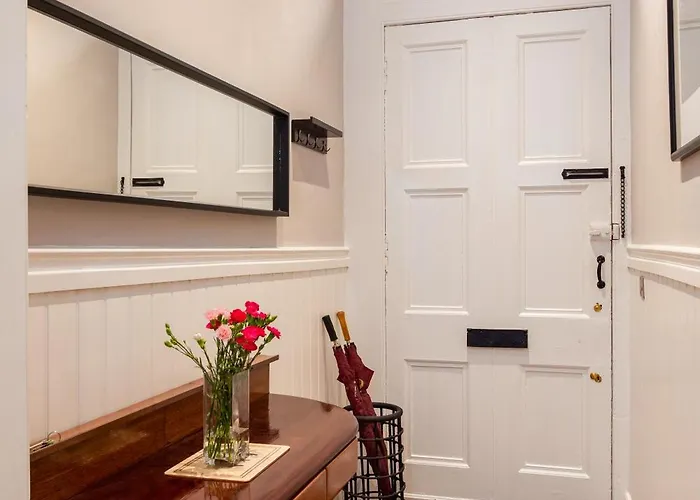 Apartment Spacious 2 Bedroom House Near The Meadows