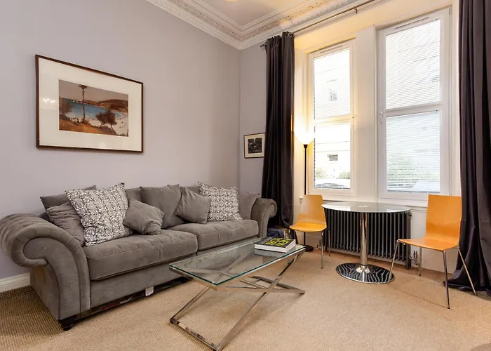 Spacious 2 Bedroom House Near The Meadows דירה *