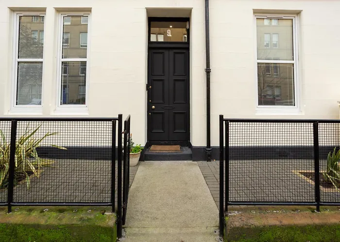 Spacious 2 Bedroom House Near The Meadows דירה אדינבורו