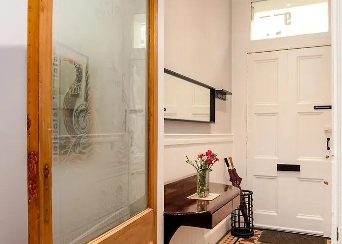 Spacious 2 Bedroom House Near The Meadows