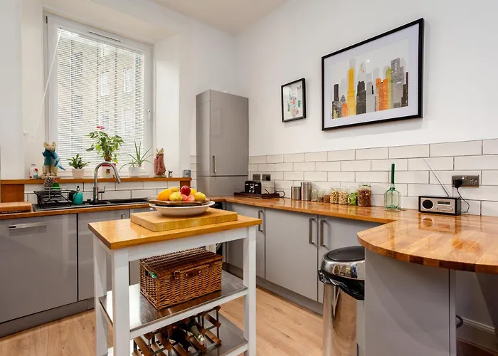 Apartment Spacious 2 Bedroom House Near The Meadows