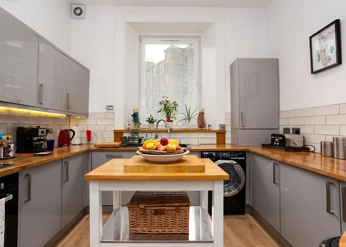 Spacious 2 Bedroom House Near The Meadows דירה *