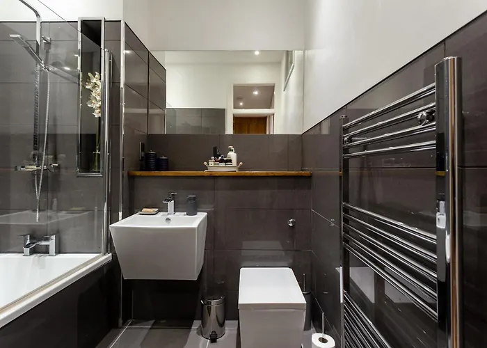 Spacious 2 Bedroom House Near The Meadows *