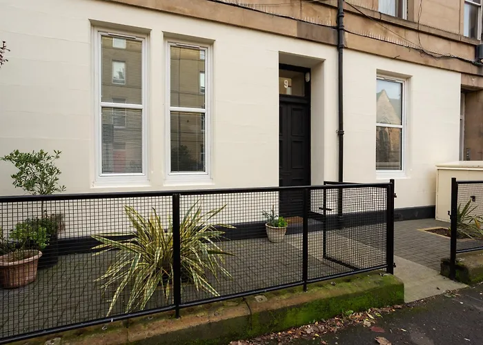 Spacious 2 Bedroom House Near The Meadows