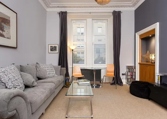 Spacious 2 Bedroom House Near The Meadows דירה *