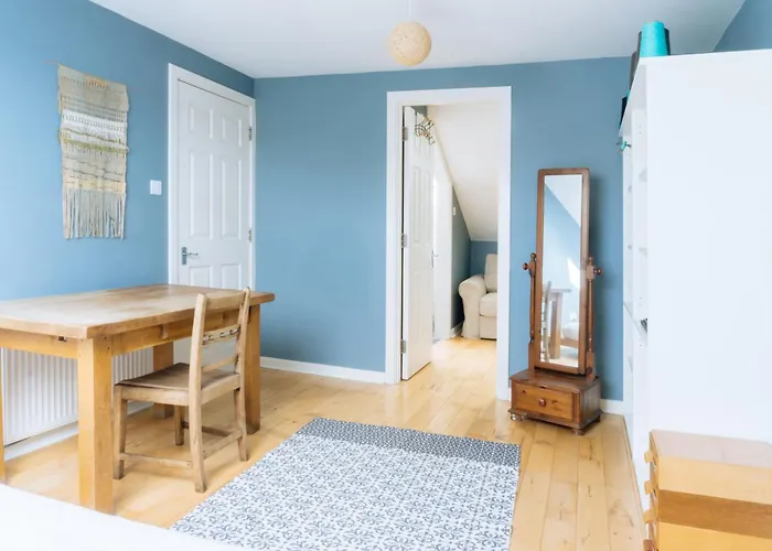 Stylish 3 Bedroom Near Hollyrood Park