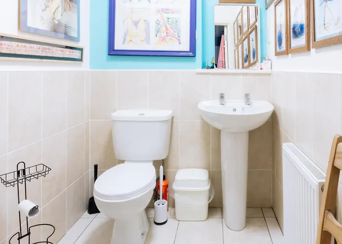 Stylish 3 Bedroom Near Hollyrood Park * Edinburgh