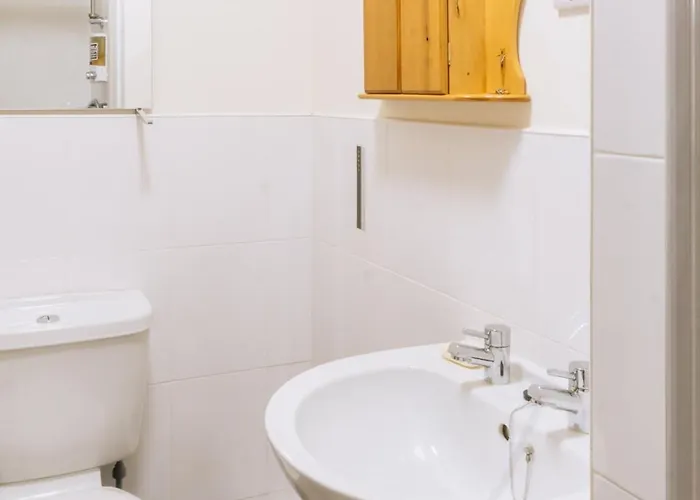 Stylish 3 Bedroom Near Hollyrood Park