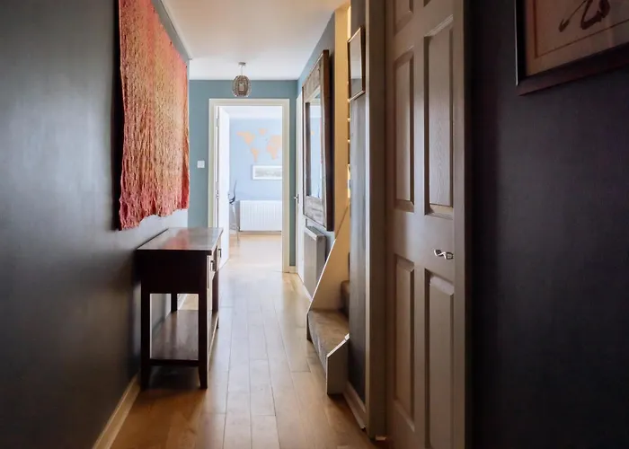 Stylish 3 Bedroom Near Hollyrood Park *