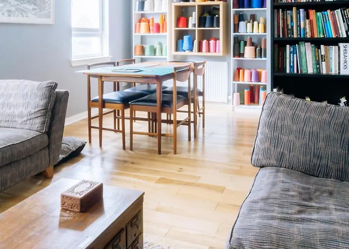 Stylish 3 Bedroom Near Hollyrood Park