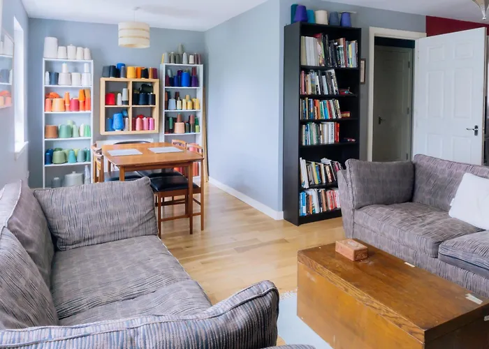 Stylish 3 Bedroom Near Hollyrood Park Feriehus *