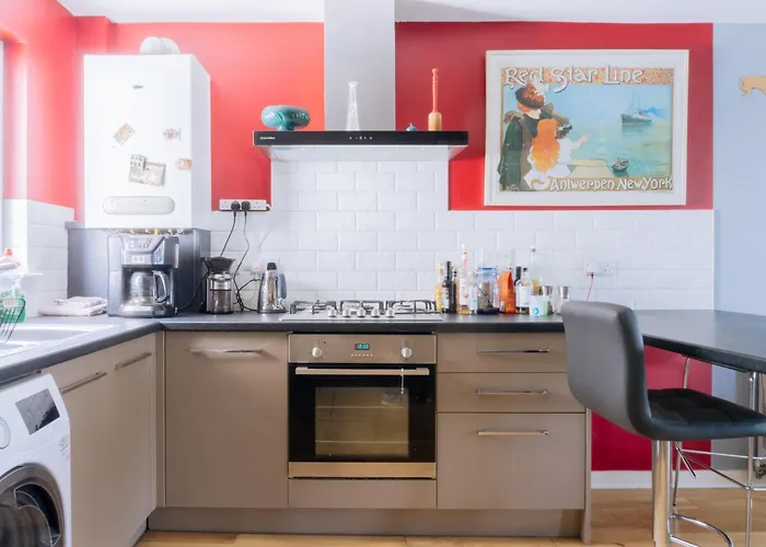 Stylish 3 Bedroom Near Hollyrood Park