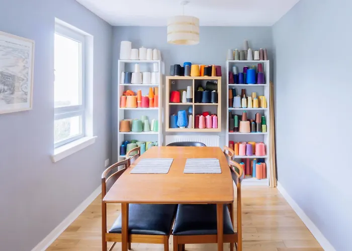 Stylish 3 Bedroom Near Hollyrood Park Holiday home