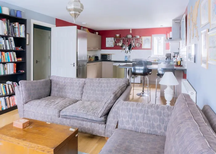 Feriehus Stylish 3 Bedroom Near Hollyrood Park